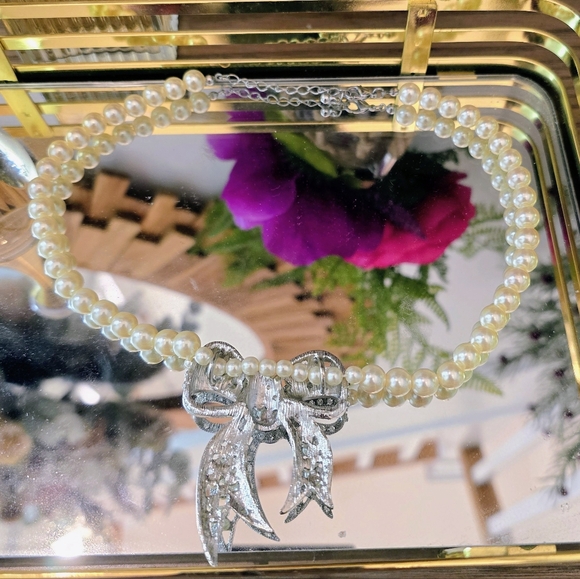 Elegant Pearl Necklace with Rhinestone Bow - Picture 3 of 3